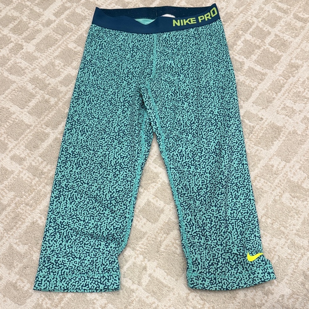 3/$16!!Nike Pro Aqua and Black Crop legging